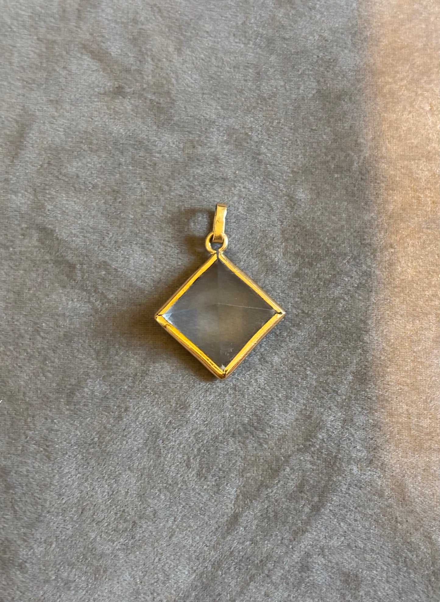 Dije Pirámide Zircón